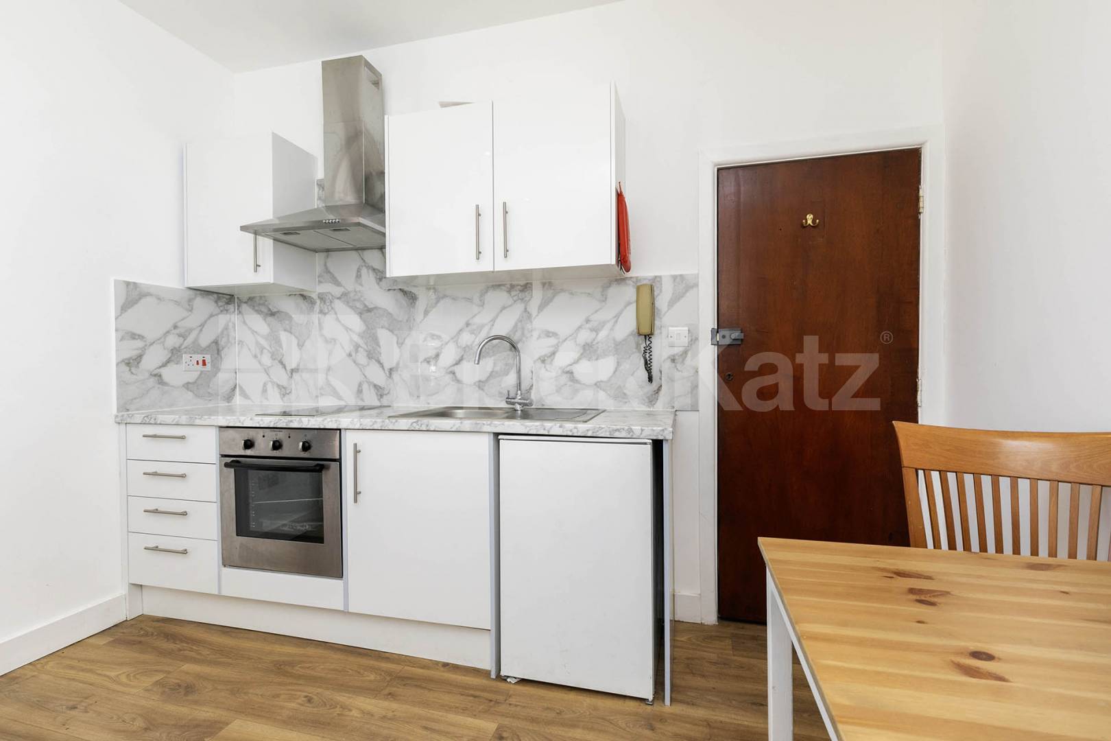 			Studio Apartment, 1 bath, 1 reception Apartment			 Ash Grove , Cricklewood (Inclusive of Council tax, Gas+ Water)